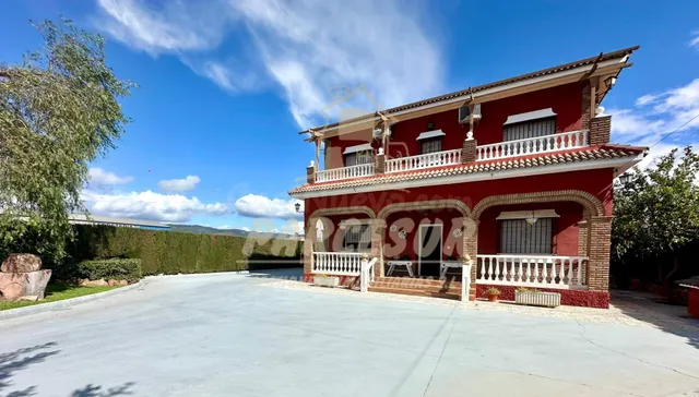 CASA Y NAVE - Parcela de 1500 m2 con chalet de 170 m2, pisci