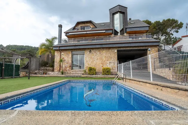 Casa con piscina y vistas a la montaña en Mas Borràs — 2