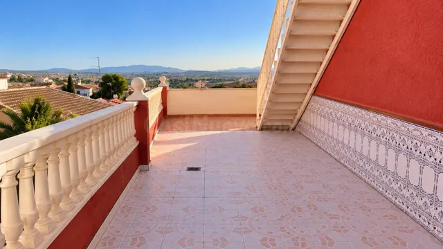 Casa de dos plantas 5 dormitorios 2 cocinas garaje terraza y buhardilla — 2