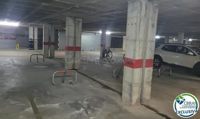 EMPURIABRAVA-DELTA MUGA: Plaza de aparcamiento subterráneo e