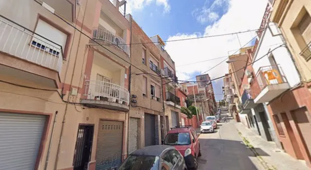 Se vende Piso OKUPADO en Pau 15 de Badalona, Barcelona. - foto 2