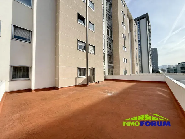 Disfruta de esta vivienda de 4 dormitorios con 80 m2 de terr - foto 2