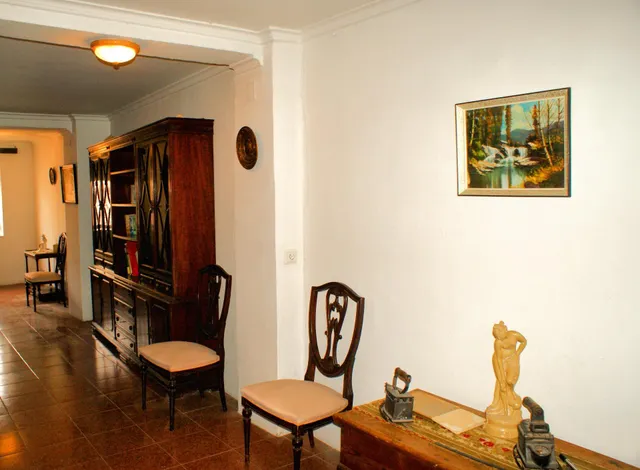 Amplia casa con patio interior en Font de la Figuera — 18