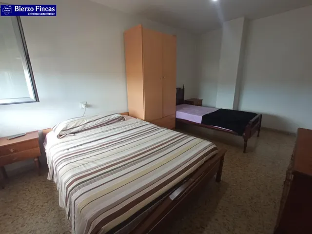 SE VENDE AMPLIO PISO EN PONFERRADA — 23