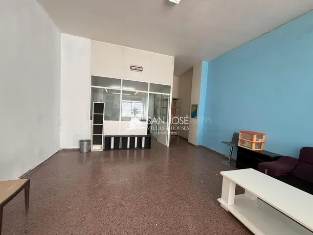 Se alquila local comercial con zona de aparcamiento cercana — 3