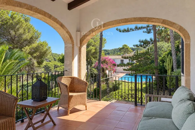VILLA JARDI · DOBLE PARCELA, JARDINES MADUROS Y VISTAS AL MO - foto 5