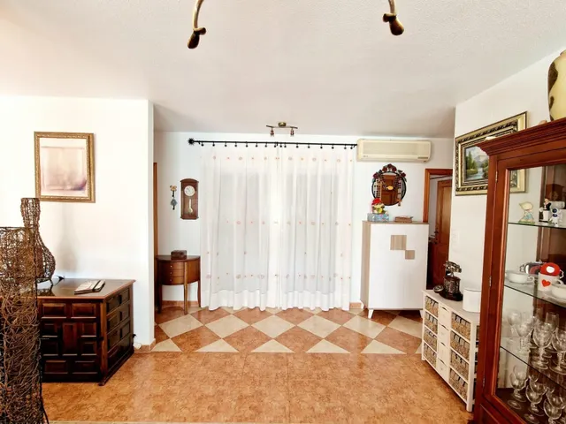 Chalet independiente de 4 dormitorios con amplia parcela en  - foto 4