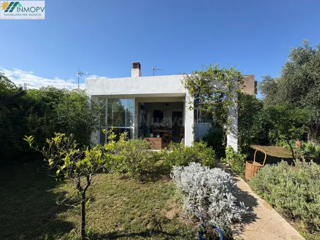 CHALET PAREADO DE UNA SOLA PLANTA CON JARDÍN, A POCOS MINUTO - foto 3