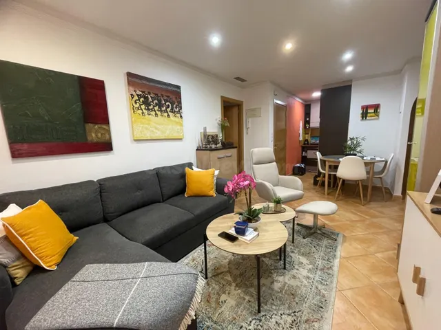 Apartamento reformado de 2 dormitorios con piscina comunitar - foto 3