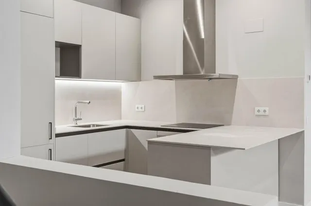 Vivienda reformada a estrenar con 3 estancias, terraza privada y espacio polivalente en Badalona — 7