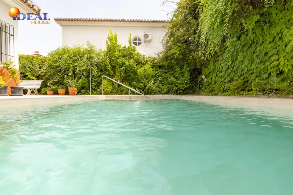Chalet pareado con piscina, jardín y bonitas vistas a Granada en La Zubia