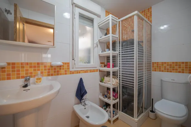 Una vivienda ideal con 2 dormitorios tanto para vivir con total comodidad en planta baja y sin barreras como para inversión segura. ¡Lista para entrar a disfrutar! En Churriana de la Vega. — 27