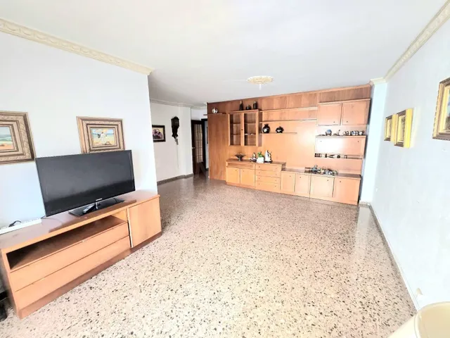 Gran piso con garaje incluido en Burjassot – 4 habitaciones  - foto 3