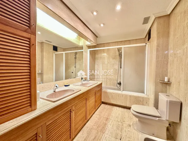 SE VENDE CASA CON PISCINA EN GLORIETA DE NOVELDA. — 8