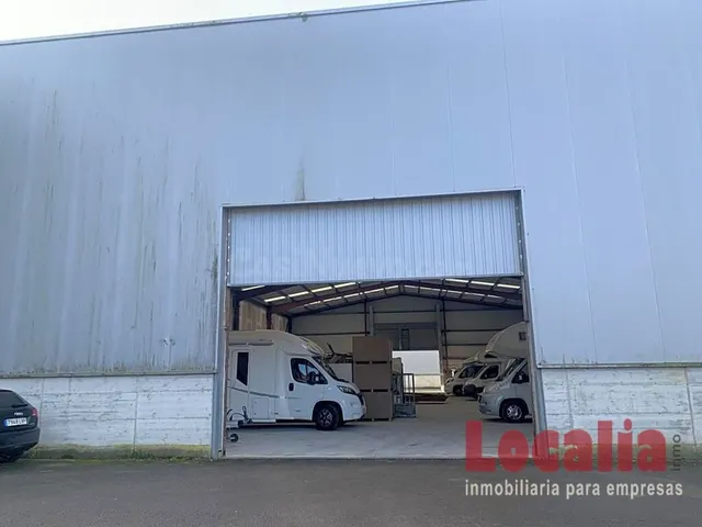 Amplia nave diáfana en Meruelo