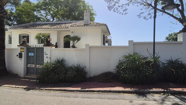 Alquiler larga temporada - Villa Privada con Piscina y Amplio Jardín en Cerrado de Elviria, Marbella — 6