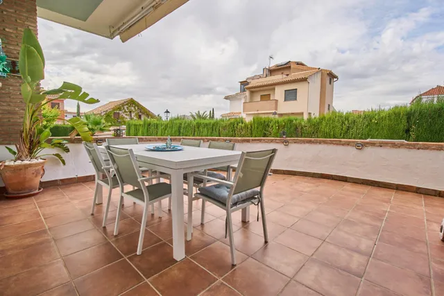 PRECIOSO chalet seminuevo con piscina en Pantano de Cubillas (Llanos de Silva) — 21