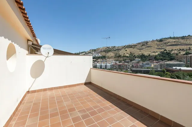 Magnífico adosado con apartamento independiente en Bola de Oro, Granada — 22