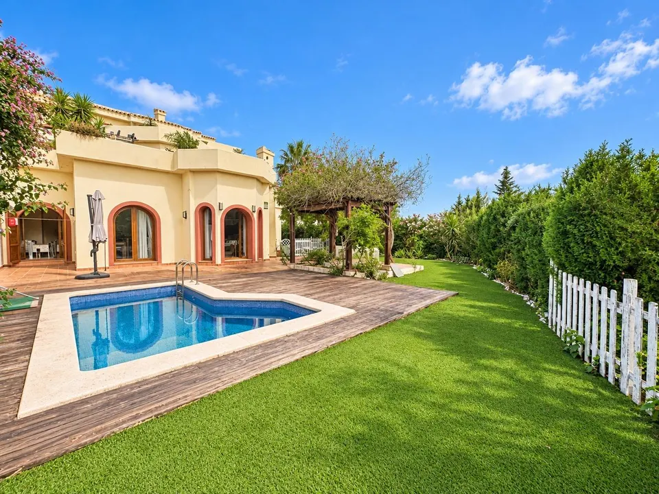 Vivienda de lujo en La Manga Club con jardín, piscina privada y garaje