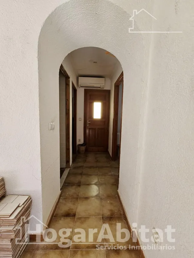 Gran solárium privado y vistas a las piscinas en esta luminosa casa — 19