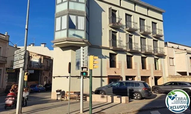 Gran local a cinco minutos de la Rambla de Figueres.