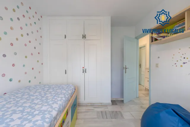 Casa independiente con piscina en La Zubia. — 26