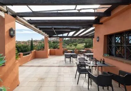 Apartamento en planta baja elevada con jardín privada, en La Mairena. — 2