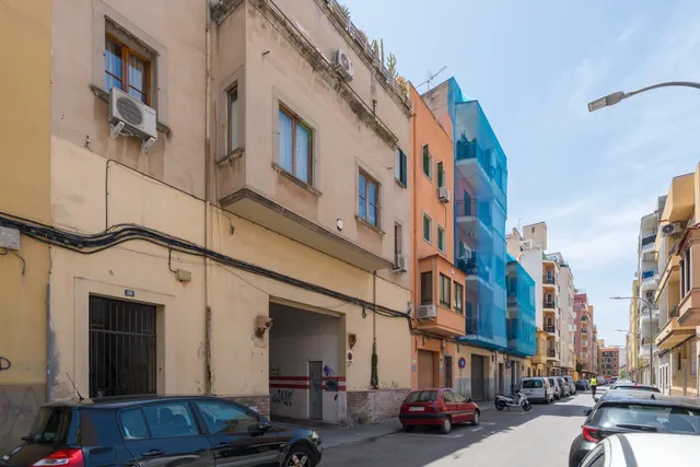 Local de 446 m2 con vado y techos altos en Pere Garau. — 18