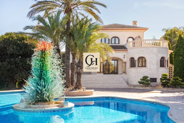 VILLAS EXCLUSIVAS EN JÁVEA CON VISTAS AL MAR Y A 5 MINUTOS D