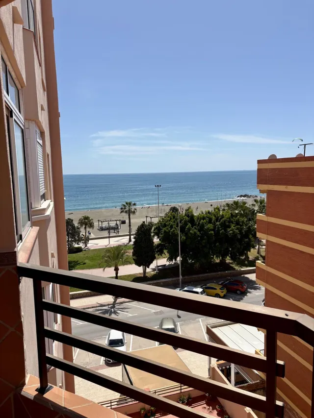 Amplio piso de 3 dormitorios en primera línea de playa — 2