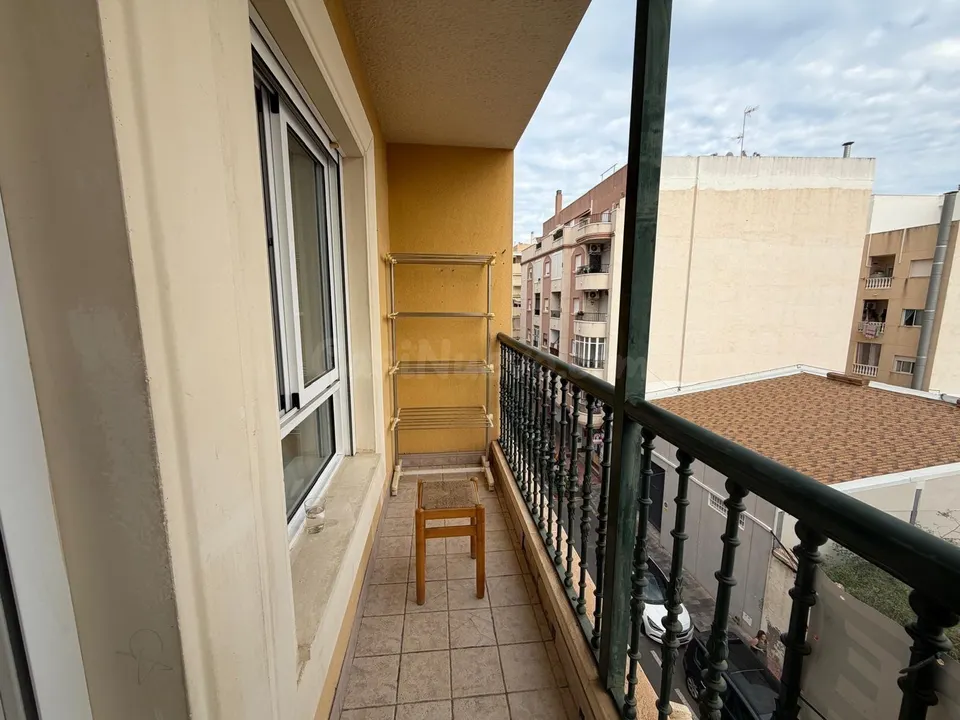 FANTASTICO APARTAMENTO EN EL CENTRO DE TORREVIEJA, IDEAL PARA PAREJAS O PERSONAS SOLTERAS
