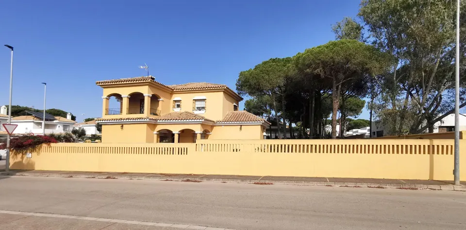 Precioso chalet en un entorno único,  una de las mejores zonas de la playa para vivir todo el año.