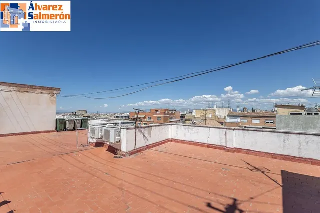 Magnífico piso con plaza de garaje junto a Catedral. — 24