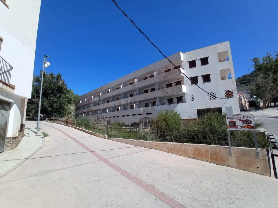 Edifico de 38 apartamentos, 3 locales y 38 garajes