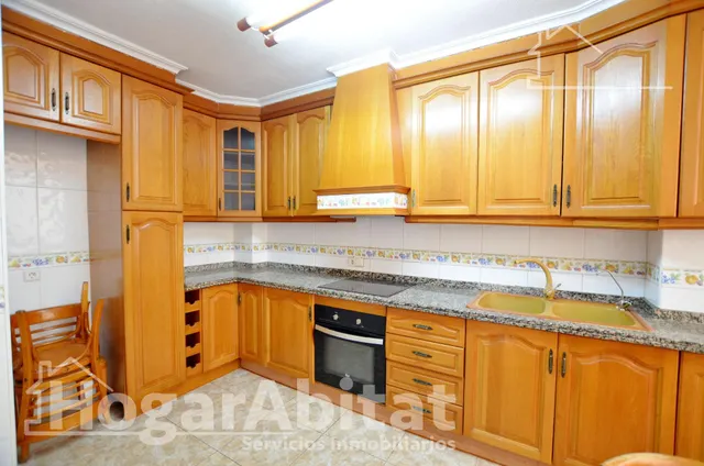 Alto, luminoso y exterior con balcón — 24