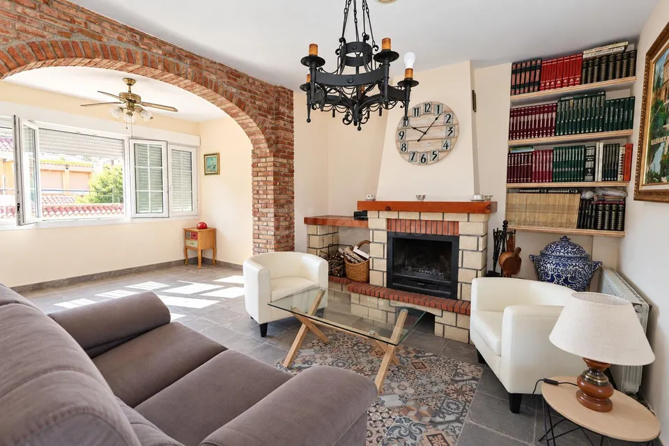 ¡CASA PAREADA CON PATIO, TERRAZA, TORREÓN Y GARAJE EN HÍJAR!
