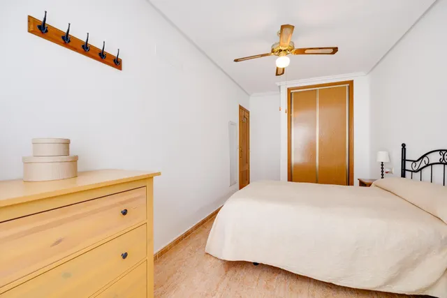 Apartamento de dos dormitorios con piscina comunitaria en el centro de Torrevieja — 22