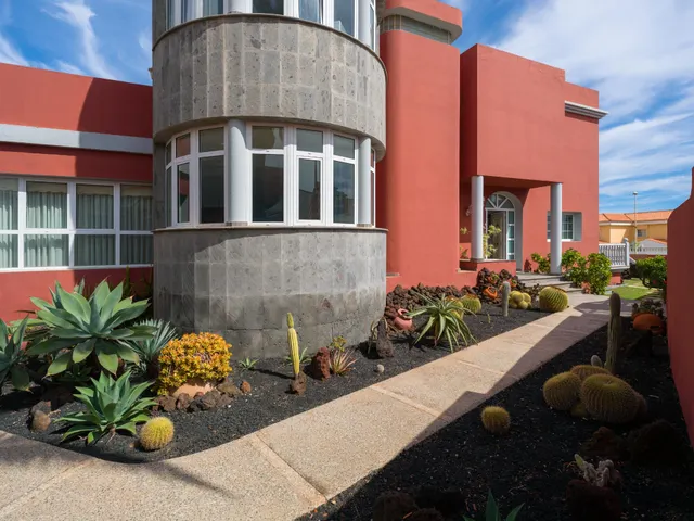 Chalet independiente con jardín y piscina privada en La Garita precio negociable — 2