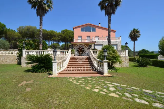 Casa en venta con gran parcela frente al mar en Canet de Mar - foto 4
