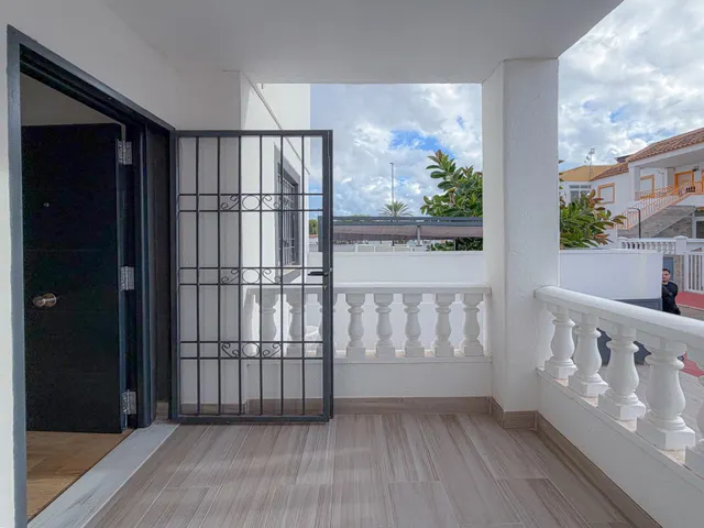 Espectacular bungalow reformado, con amplia terraza y parking para coche dentro de la parcela, en urbanización exclusiva con piscina comunitaria — 8