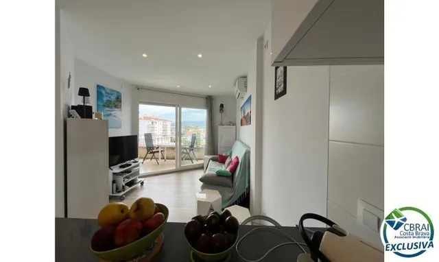 Bonito y moderno piso con vistas al canal y amarre de 2,5 x 5 m en Port Emporda, cerca de la playa y del centro de Empuriabrava — 7