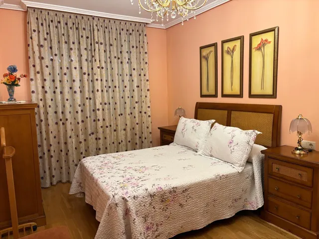 Se vende apartametamento seminuevo en el centro de Valencia de Don Juan, amueblado y equipado, cocina, salón, 2 hab., baño, aseo, ascensor, trastero y plaza de garaje — 16