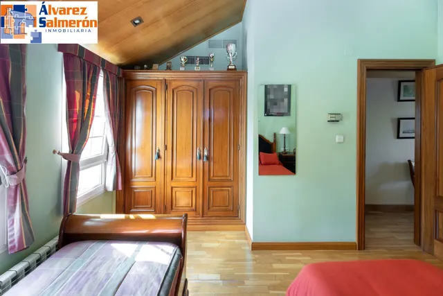 CHALET ADOSADO EN ZONA LA CALETA — 38