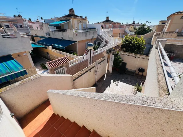 Encantador adosado con terraza y piscina comunitaria — 16