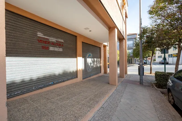 !!ESPECTACULAR LOCAL EN ALQUILER CON MUCHA VISIBILIDAD EN ESQUINA!!! — 2