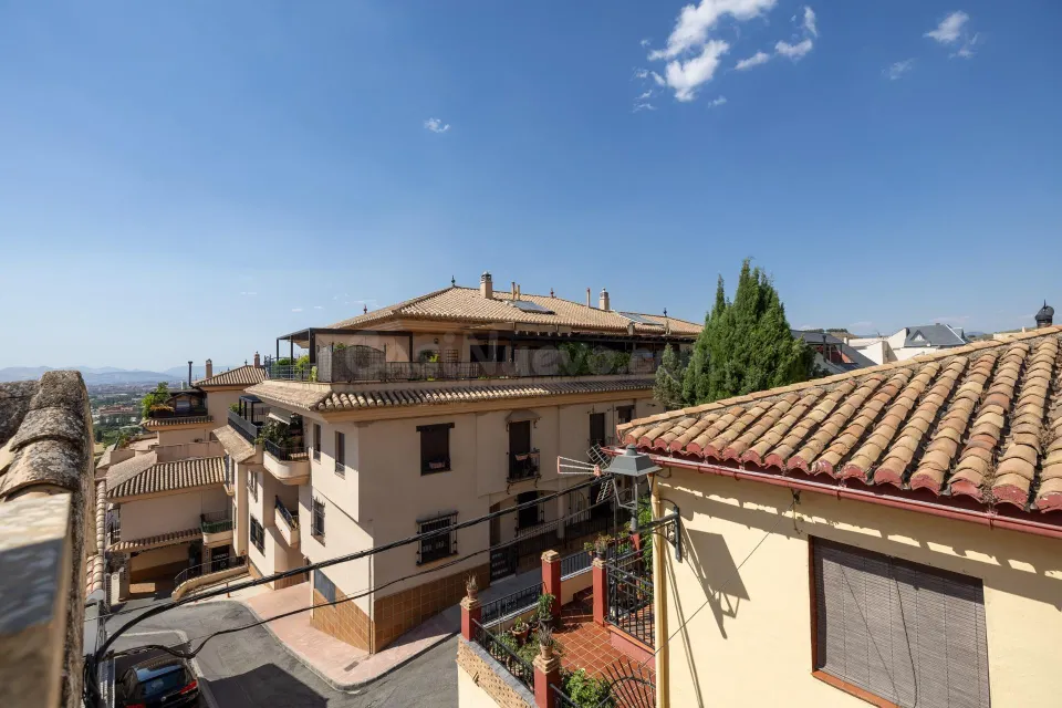 Barrio de Monachil--Casa con 3 viviendas independientes en una sola finca.