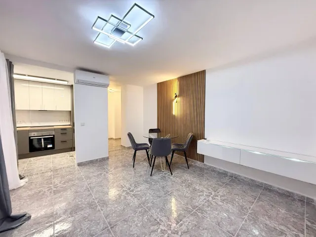 Apartamento reformado de 2 dormitorios en primera línea de Playa del Cura con vistas laterales al mar — 17