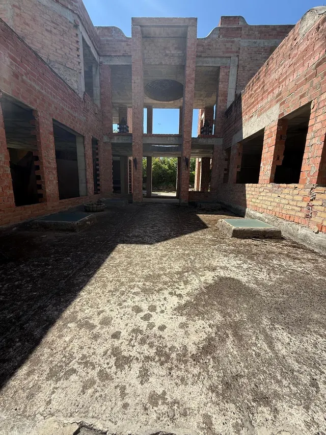 se vende 2 parcelas contiguas con casa en urbanizacion Atalaya rio Verde Marbella — 44