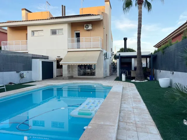 Moderno Pareado en Alenda Golf con Piscina y Sostenibilidad