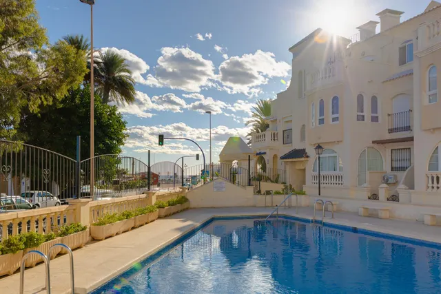 Apartamento de tres dormitorios y dos baños en residencial Duquesa Beach, primera línea de la playa de los locos — 47